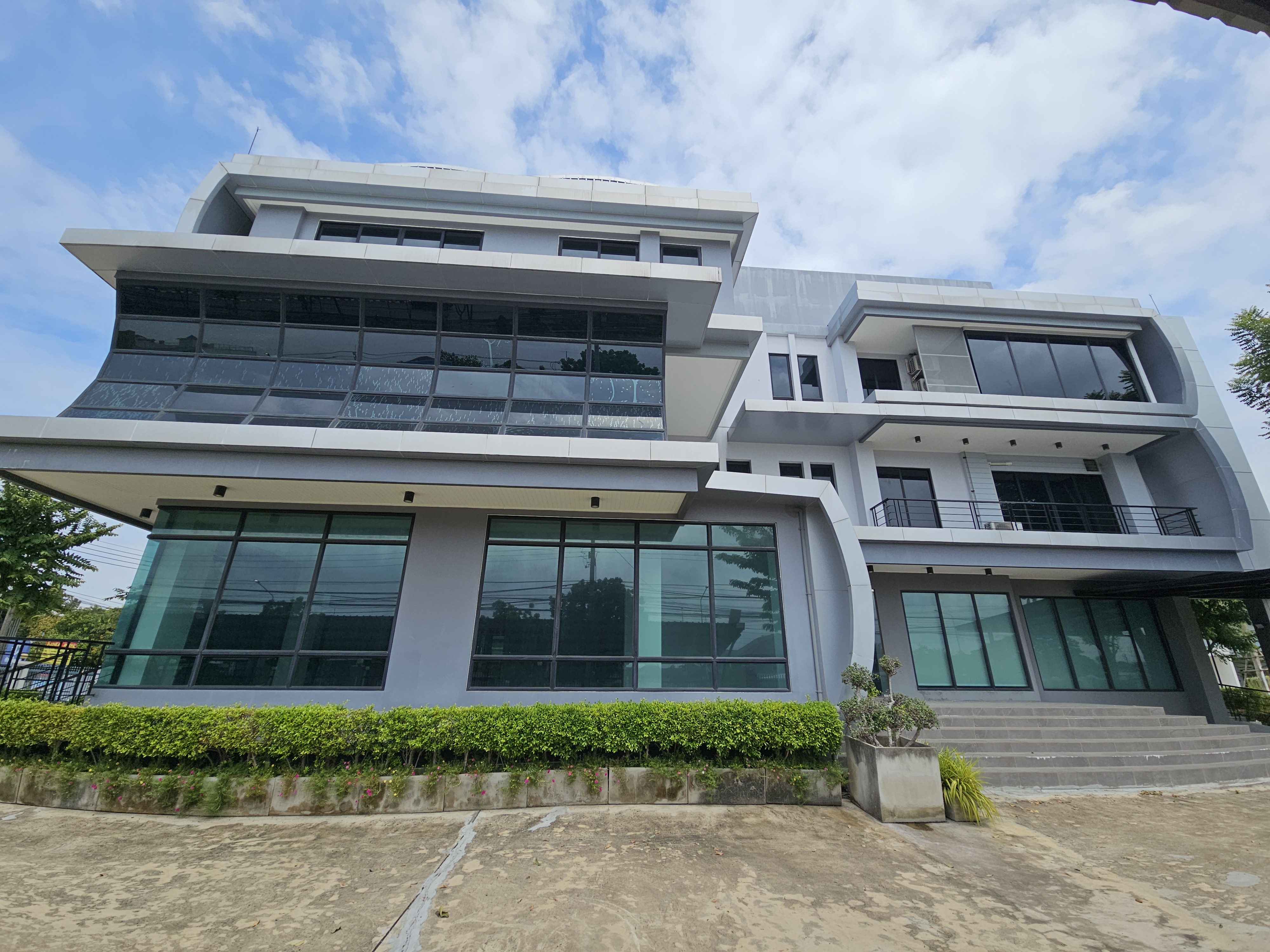 ให้เช่า! สำนักงาน 3 ชั้น + หอพักพนักงาน พุทธมณฑลสาย 1 (เนื้อที่ 2 ไร่)